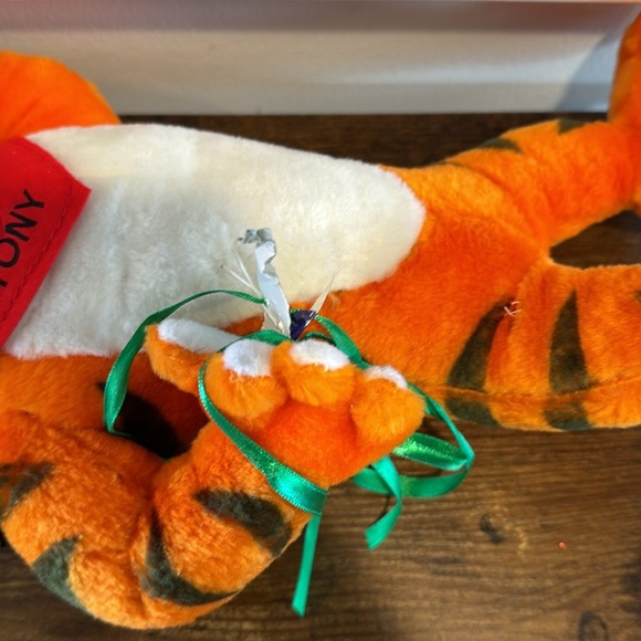 Kellogg’s Holiday Christmas Tony the Tiger missing the present - Picture 4 of 5